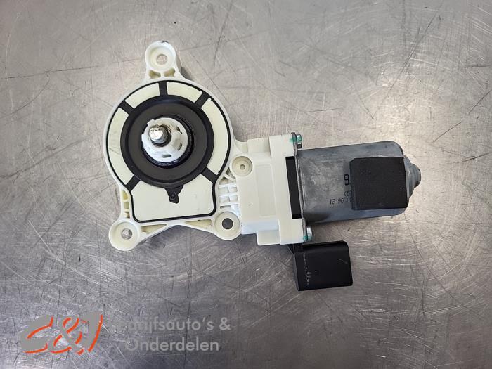 Usados Motor de ventanilla de puerta Dodge 1500 Standard Cab (DS) 5.7 Hemi V8 4x4 Precio € 21,00 Norma de margen ofrecido por C&J Bedrijfsauto's & Onderdelen