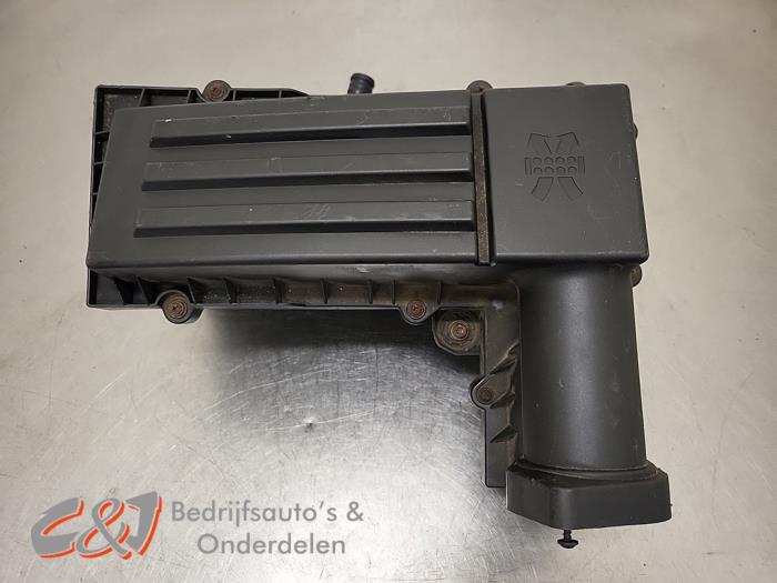 Begagnade Luftfilterhus Volkswagen Caddy III (2KA,2KH,2CA,2CH) 2.0 SDI Pris € 26,25 Marginaltabell erbjuds av C&J Bedrijfsauto's & Onderdelen
