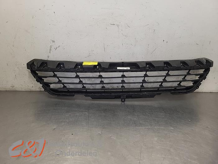 Begagnade Stötfångargrill Renault Trafic (1FL/2FL/3FL/4FL) 2.0 dCi 16V 150 Pris € 68,25 Marginaltabell erbjuds av C&J Bedrijfsauto's & Onderdelen