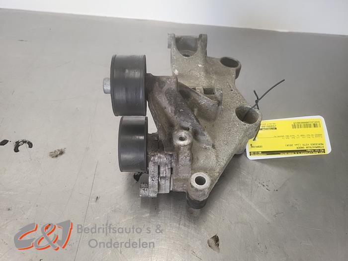Usagé Support dynamo bas Mercedes Vito (447.6) 1.6 111 CDI 16V Prix € 15,75 Règlement à la marge proposé par C&J Bedrijfsauto's & Onderdelen