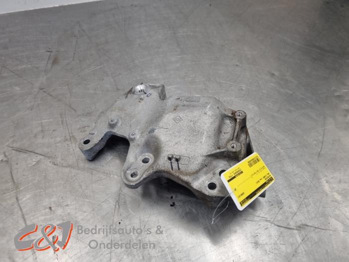 Used Engine mount Opel Vivaro 1.6 CDTi BiTurbo Price € 18,38 Margin scheme offered by C&J Bedrijfsauto's & Onderdelen