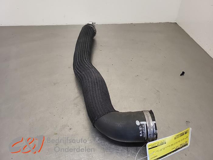 Usados Manguera intercooler Opel Vivaro 2.0 Diesel 145 Precio € 31,50 Norma de margen ofrecido por C&J Bedrijfsauto's & Onderdelen