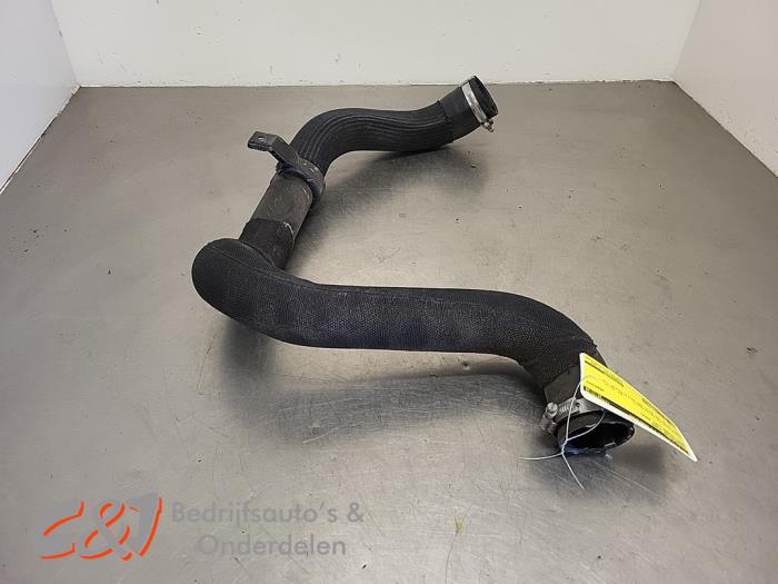 Usados Manguera intercooler Opel Vivaro 2.0 Diesel 145 Precio € 31,50 Norma de margen ofrecido por C&J Bedrijfsauto's & Onderdelen