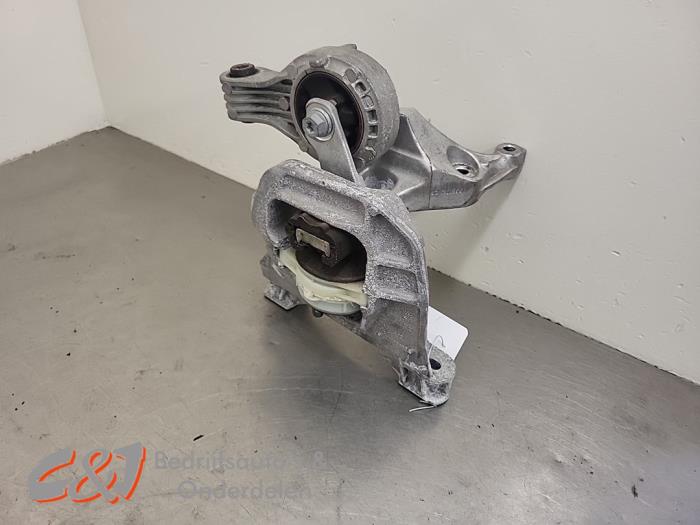 Engine mount from a Opel Vivaro 2.0 Diesel 145 2024