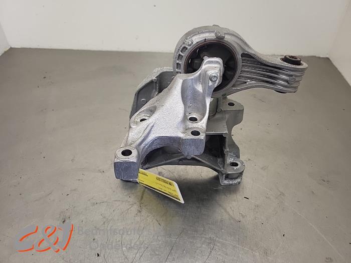 Engine mount from a Opel Vivaro 2.0 Diesel 145 2024
