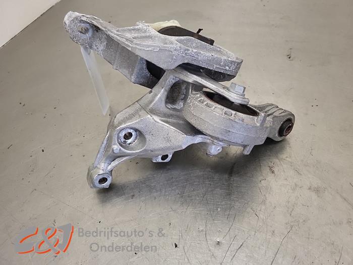 Engine mount from a Opel Vivaro 2.0 Diesel 145 2024