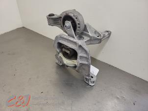 Engine mount from a Opel Vivaro 2.0 Diesel 145 2024