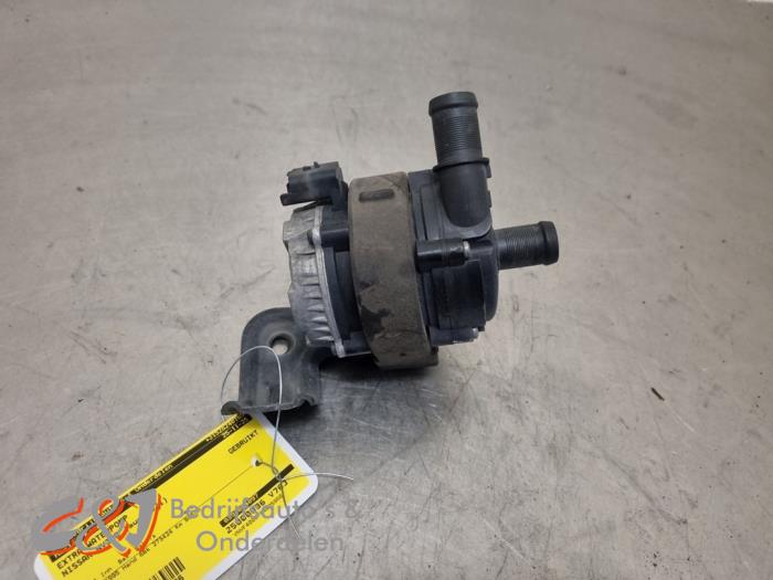 Begagnade Extra vattenpump Nissan NV 300 2.0 dCi 16V 120 Pris € 26,25 Marginaltabell erbjuds av C&J Bedrijfsauto's & Onderdelen