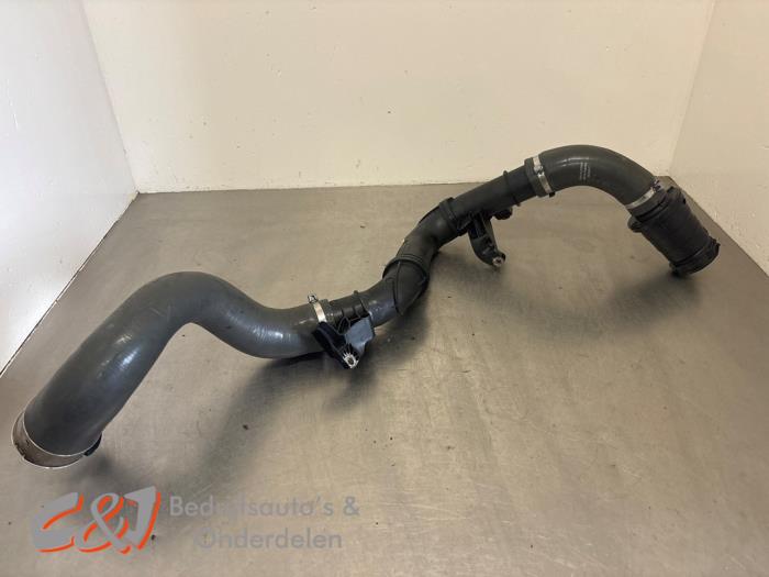 Intercooler Rohr van een Fiat Talento 1.6 MultiJet Biturbo 120 2018