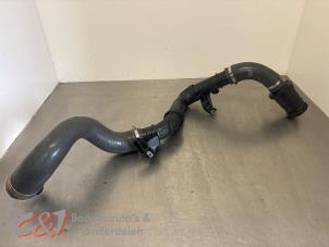 Intercooler Rohr van een Fiat Talento 1.6 MultiJet Biturbo 120 2018