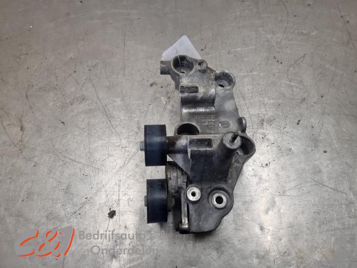 Usagé Support dynamo bas Renault Master III (FV) 2.3 dCi 150 16V FWD Prix € 26,25 Règlement à la marge proposé par C&J Bedrijfsauto's & Onderdelen
