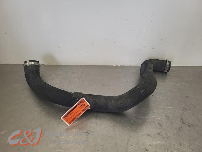 Usados Manguera intercooler Opel Vivaro 2.0 Diesel 145 Precio € 26,25 Norma de margen ofrecido por C&J Bedrijfsauto's & Onderdelen