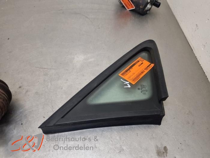 Usados Ventanilla triangular izquierda delante Volkswagen Caddy III (2KA,2KH,2CA,2CH) 2.0 SDI Precio € 31,50 Norma de margen ofrecido por C&J Bedrijfsauto's & Onderdelen