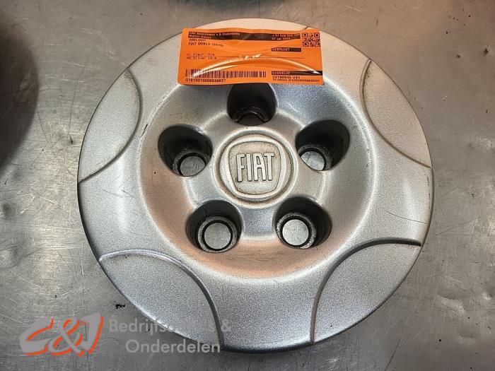 Używane Kolpak Fiat Doblo Cargo (263) 1.3 D Multijet Cena € 10,50 Procedura marży oferowane przez C&J Bedrijfsauto's & Onderdelen