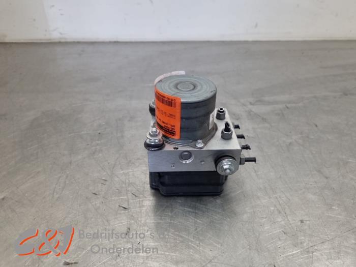 Begagnade ABS-pump Opel Combo Cargo 1.5 CDTI 130 Pris € 68,25 Marginaltabell erbjuds av C&J Bedrijfsauto's & Onderdelen