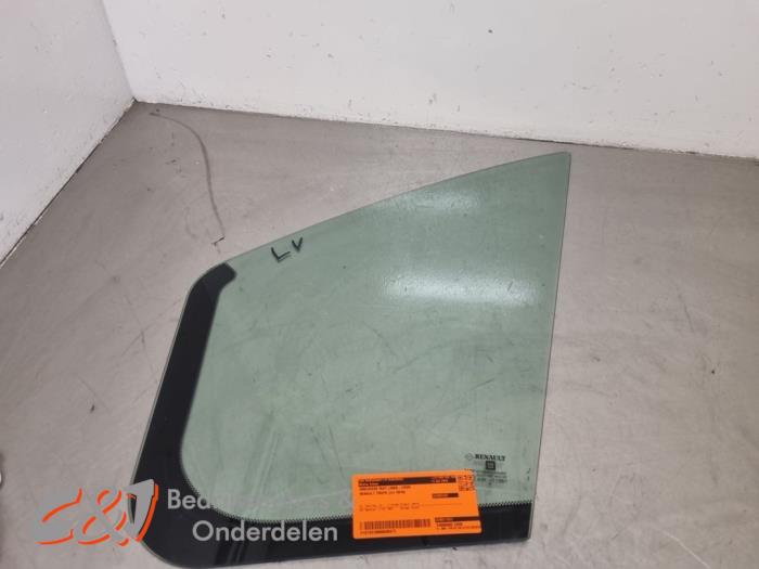 Usados Ventanilla triangular izquierda delante Renault Trafic (1FL/2FL/3FL/4FL) 1.6 dCi 115 Precio € 52,50 Norma de margen ofrecido por C&J Bedrijfsauto's & Onderdelen