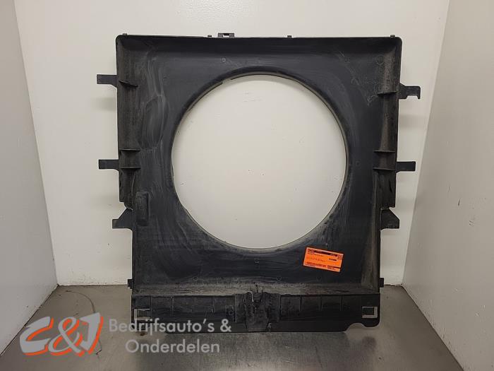 Radiator cooling fan shroud