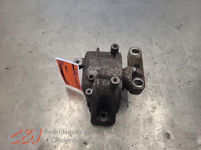 Used Engine mount Volkswagen Caddy IV 2.0 TDI 102 Price € 14,70 Margin scheme offered by C&J Bedrijfsauto's & Onderdelen