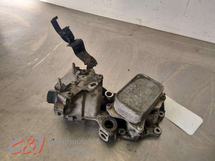 Gebrauchte Ölfiltergehäuse Peugeot Partner (EA//EF/EN/EU) 1.5 BlueHDi 130 Preis € 26,25 Margenregelung angeboten von C&J Bedrijfsauto's & Onderdelen