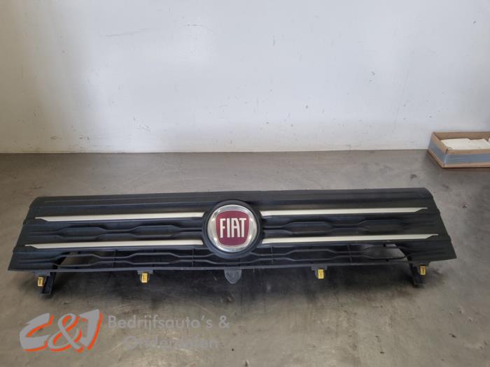 Używane Grill Fiat Talento 2.0 EcoJet BiTurbo 170 Cena € 78,75 Procedura marży oferowane przez C&J Bedrijfsauto's & Onderdelen