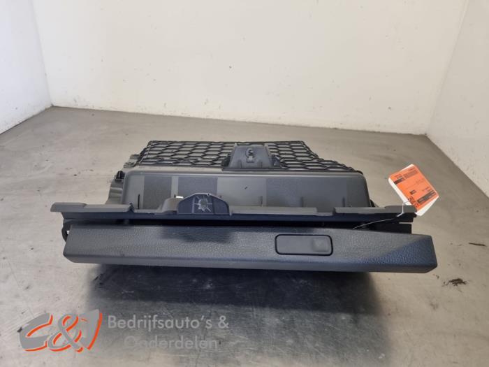 Begagnade Handskfack Volkswagen Transporter T7 2.0 TDI 150 Pris € 68,25 Marginaltabell erbjuds av C&J Bedrijfsauto's & Onderdelen