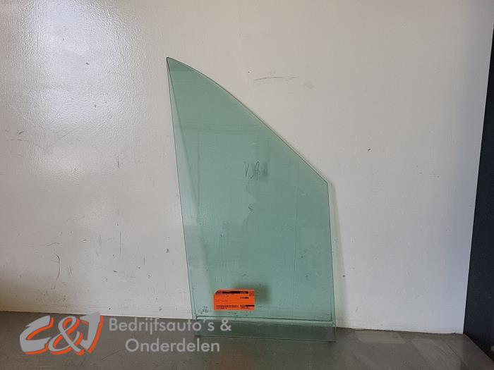 Usados Ventanilla triangular derecha delante Volkswagen Crafter (SY) 2.0 TDI FWD Precio € 52,50 Norma de margen ofrecido por C&J Bedrijfsauto's & Onderdelen