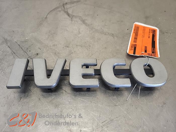 Używane Emblemat Iveco New Daily IV 35C12,S12 Cena € 26,25 Procedura marży oferowane przez C&J Bedrijfsauto's & Onderdelen
