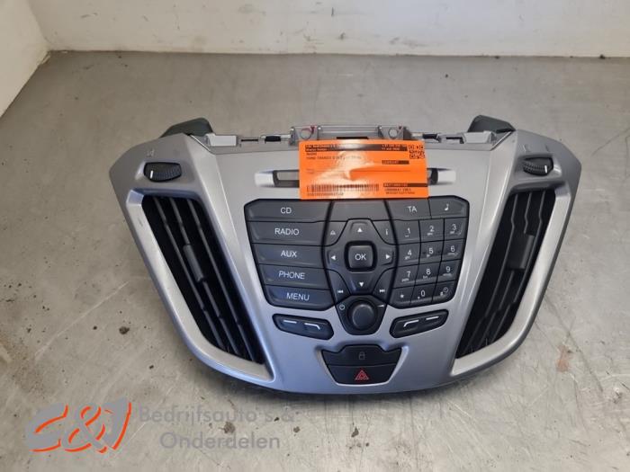 Używane Radio Ford Transit Custom 2.2 TDCi 16V Cena € 47,25 Procedura marży oferowane przez C&J Bedrijfsauto's & Onderdelen