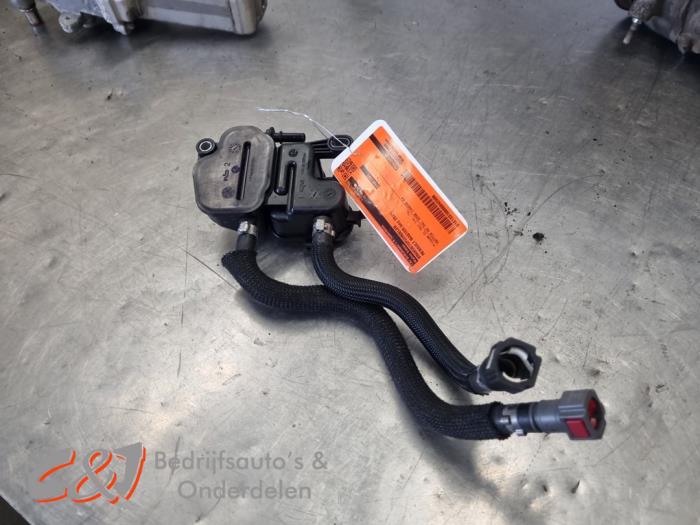 Usagé Distributeur de carburant Renault Master III (FV) 2.3 dCi 150 16V FWD Prix € 26,25 Règlement à la marge proposé par C&J Bedrijfsauto's & Onderdelen
