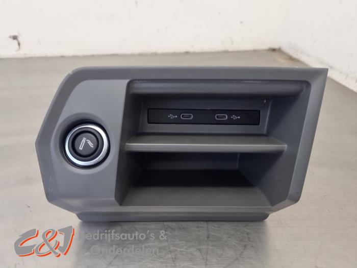Używane Wtyczka USB MAN TGE 2.0 TDI RWD Cena € 23,10 Procedura marży oferowane przez C&J Bedrijfsauto's & Onderdelen