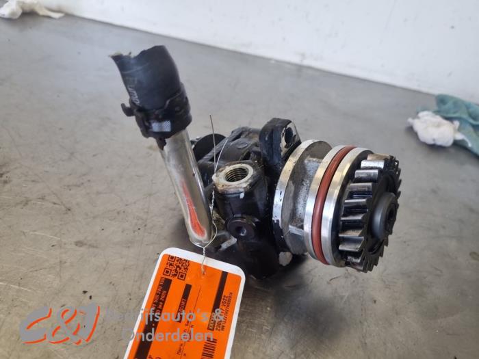 Usagé Pompe de direction Volkswagen Transporter T5 2.5 TDi Prix € 68,25 Règlement à la marge proposé par C&J Bedrijfsauto's & Onderdelen