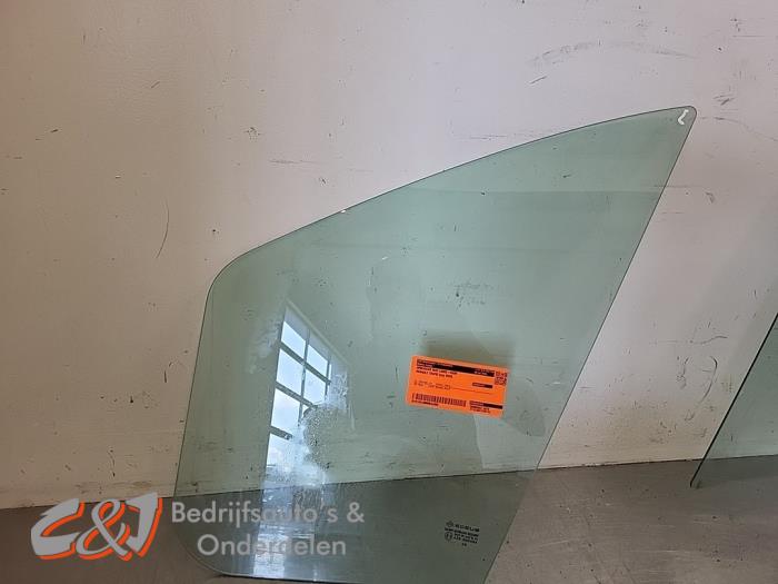 Usados Ventanilla triangular izquierda delante Renault Trafic (1FL/2FL/3FL/4FL) 2.0 dCi 16V 110 Precio € 47,25 Norma de margen ofrecido por C&J Bedrijfsauto's & Onderdelen