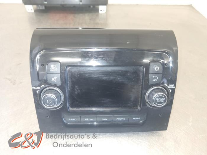 Begagnade Radio Citroen Jumper (U9) 2.2 Blue HDi 165 Pris € 393,75 Marginaltabell erbjuds av C&J Bedrijfsauto's & Onderdelen