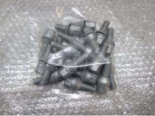Used Set of wheel bolts Dacia Dokker Express (8S) Price € 24,20 Inclusive VAT offered by NNP Automotive Group