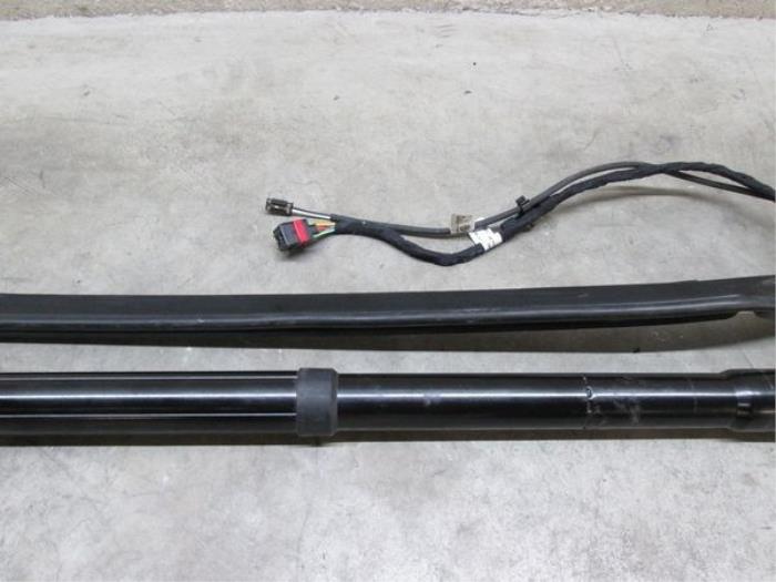 Tailgate motor from a Volkswagen Touareg (7PA/PH)  2011