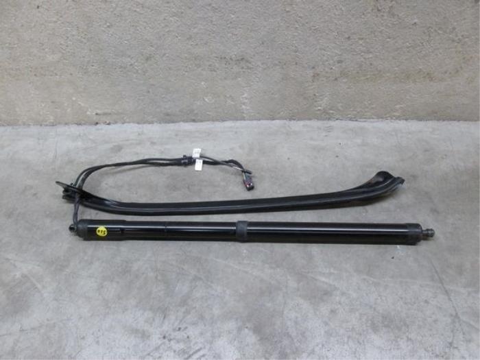 Tailgate motor from a Volkswagen Touareg (7PA/PH)  2011