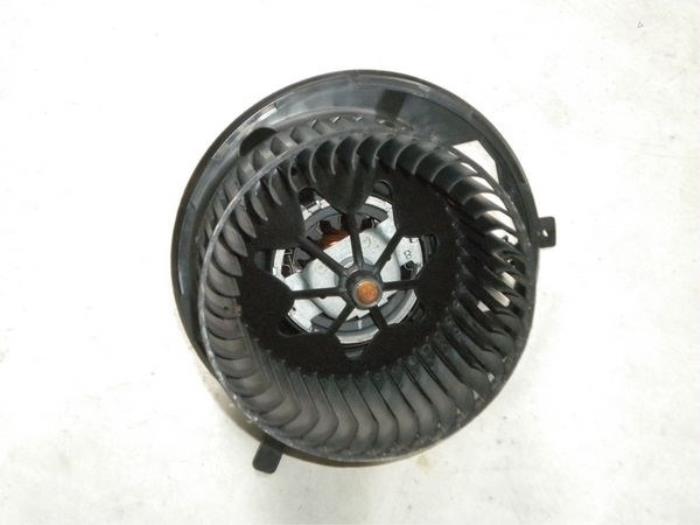 Heating and ventilation fan motor from a Audi A3 Sportback (8PA)  2008