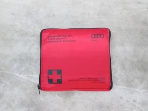 Neue KFZ-Verbandkasten Audi TT (8N3) Preis € 6,05 Mit Mehrwertsteuer angeboten von NNP Automotive Group