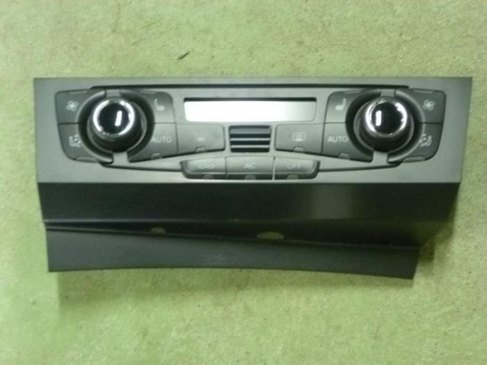 Panel de control de aire acondicionado de un Audi A4 (B8)  2011