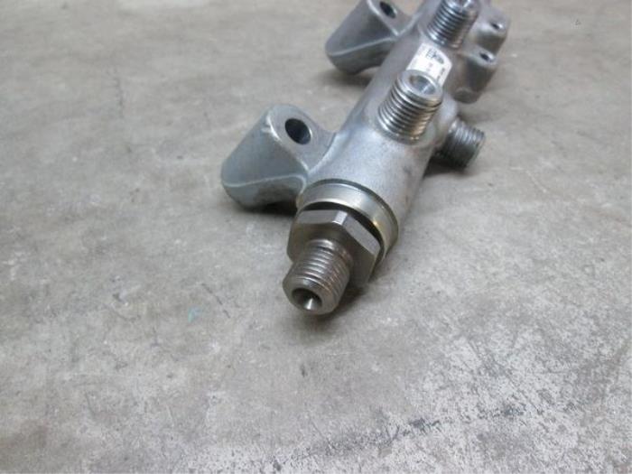 Fuel injector nozzle from a Audi Q5 (8RB) 3.0 TDI V6 24V Quattro 2013