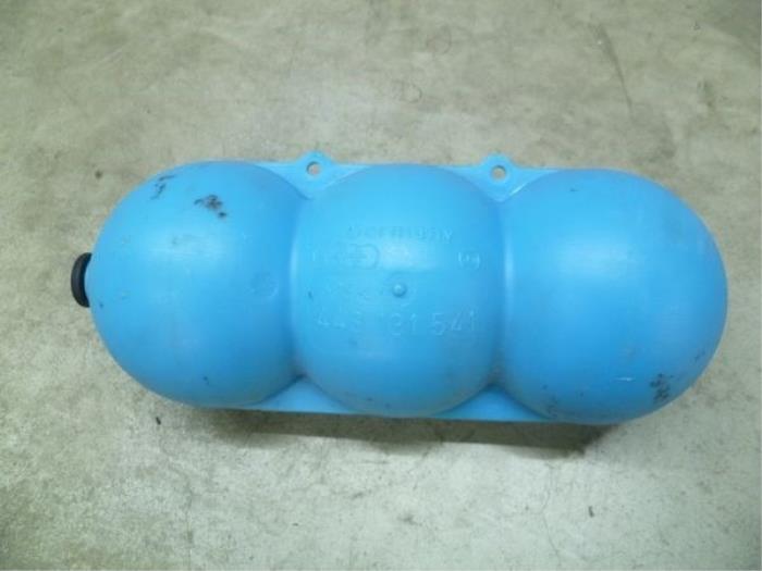 Vacuum air tank