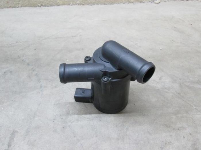 Begagnade Extra vattenpump Audi Q7 (4LB) Pris € 66,55 Inklusive moms erbjuds av NNP Automotive Group