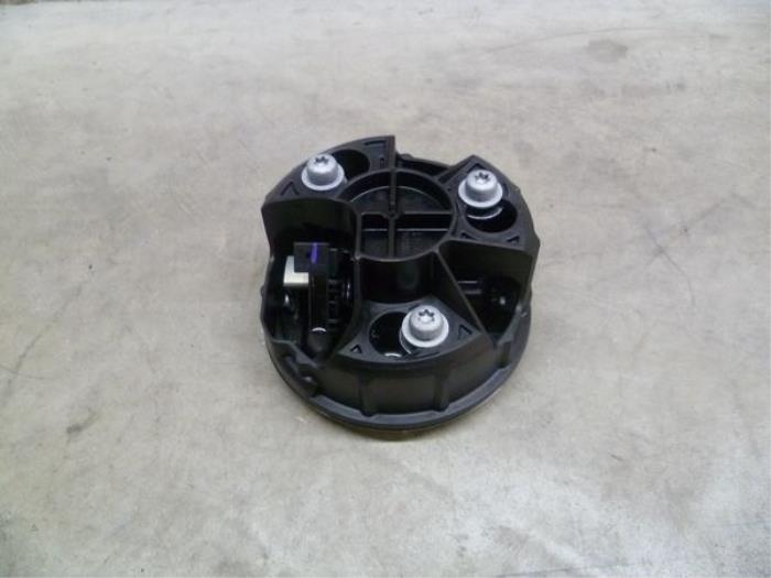 Tailgate lock mechanism from a BMW 1 serie (F20)  2013