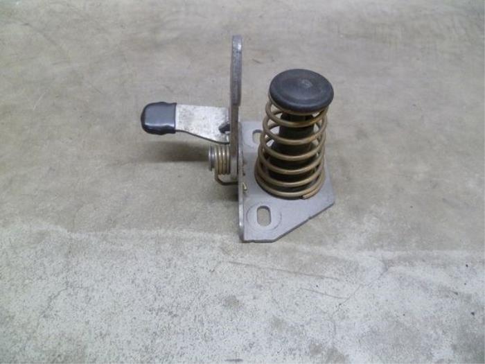 Bonnet lock mechanism from a BMW 5 serie (E60)  2007