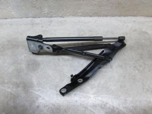 Used Tailgate hinge Volkswagen Beetle (16AE) Price € 30,25 Inclusive VAT offered by NNP Automotive Group