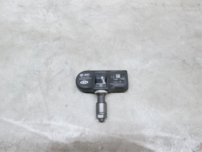 Tyre pressure sensor from a Volkswagen Eos (1F7/F8)  2012
