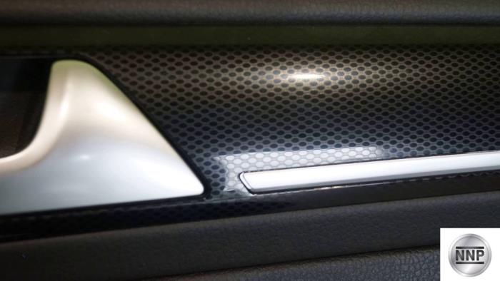 Tapizado de puerta de 4 puertas derecha delante de un Volkswagen Golf VII (AUA)  2013