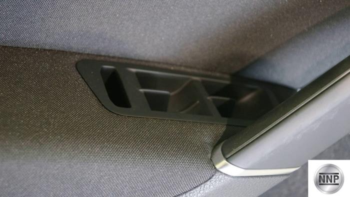 Tapizado de puerta de 4 puertas izquierda delante de un Volkswagen Golf VII (AUA)  2013