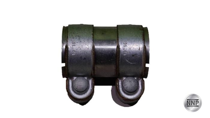 Muffler pipe connector clamp