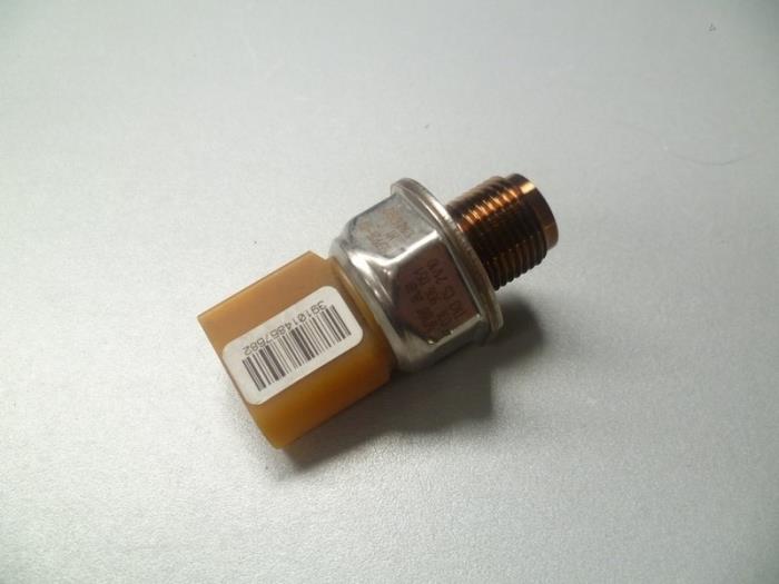 Kraftstoffdruck Sensor van een Volkswagen Touran (1T3)  2012